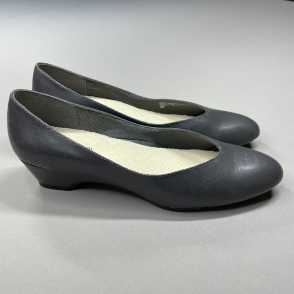 NEW Naturalizer Heels Womens 9 gray faux leather kitten pump classic slip on - Picture 3 of 14